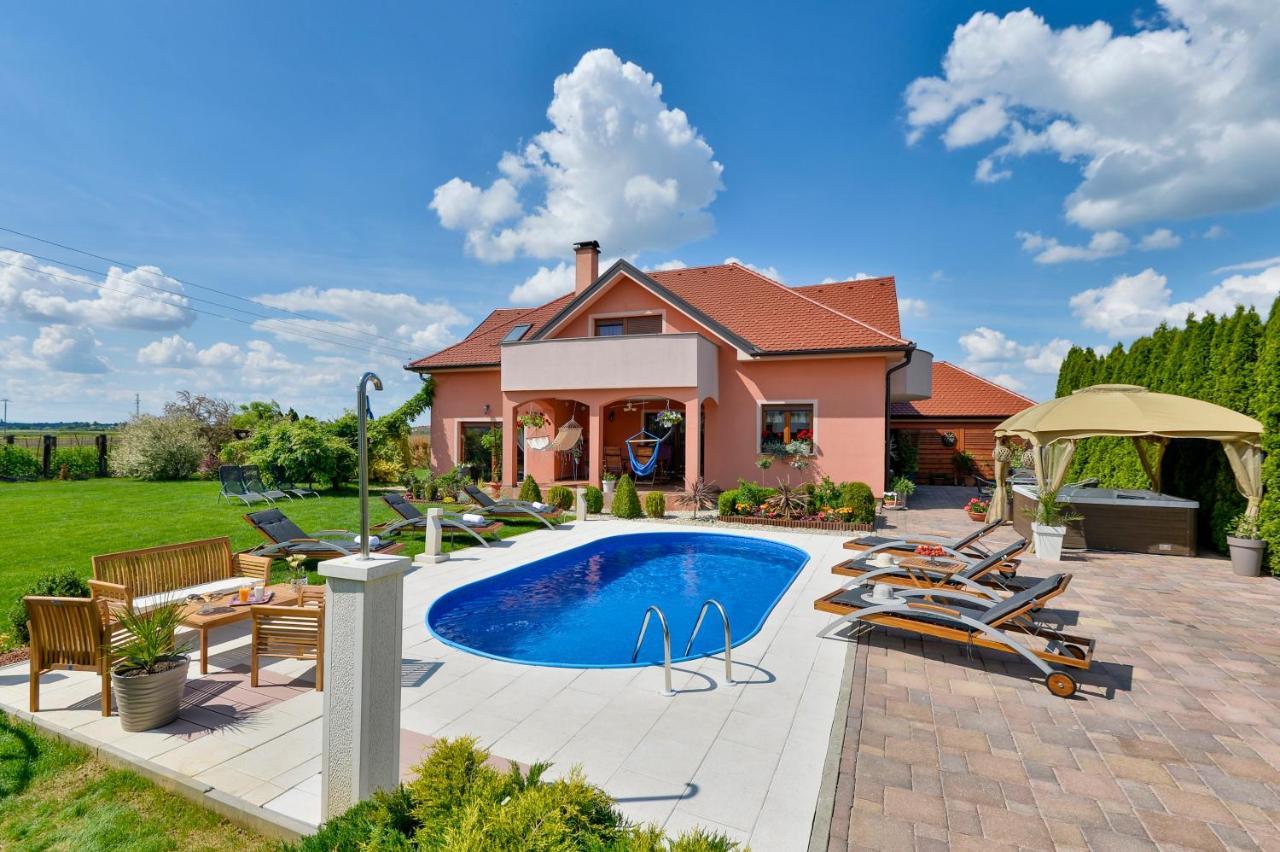 Holiday Villa Rita , Ideal For Families, Pool, Large Childrens Playground Varasd Kültér fotó