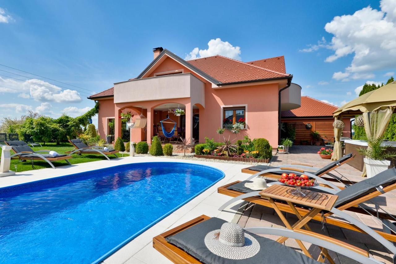 Holiday Villa Rita , Ideal For Families, Pool, Large Childrens Playground Varasd Kültér fotó