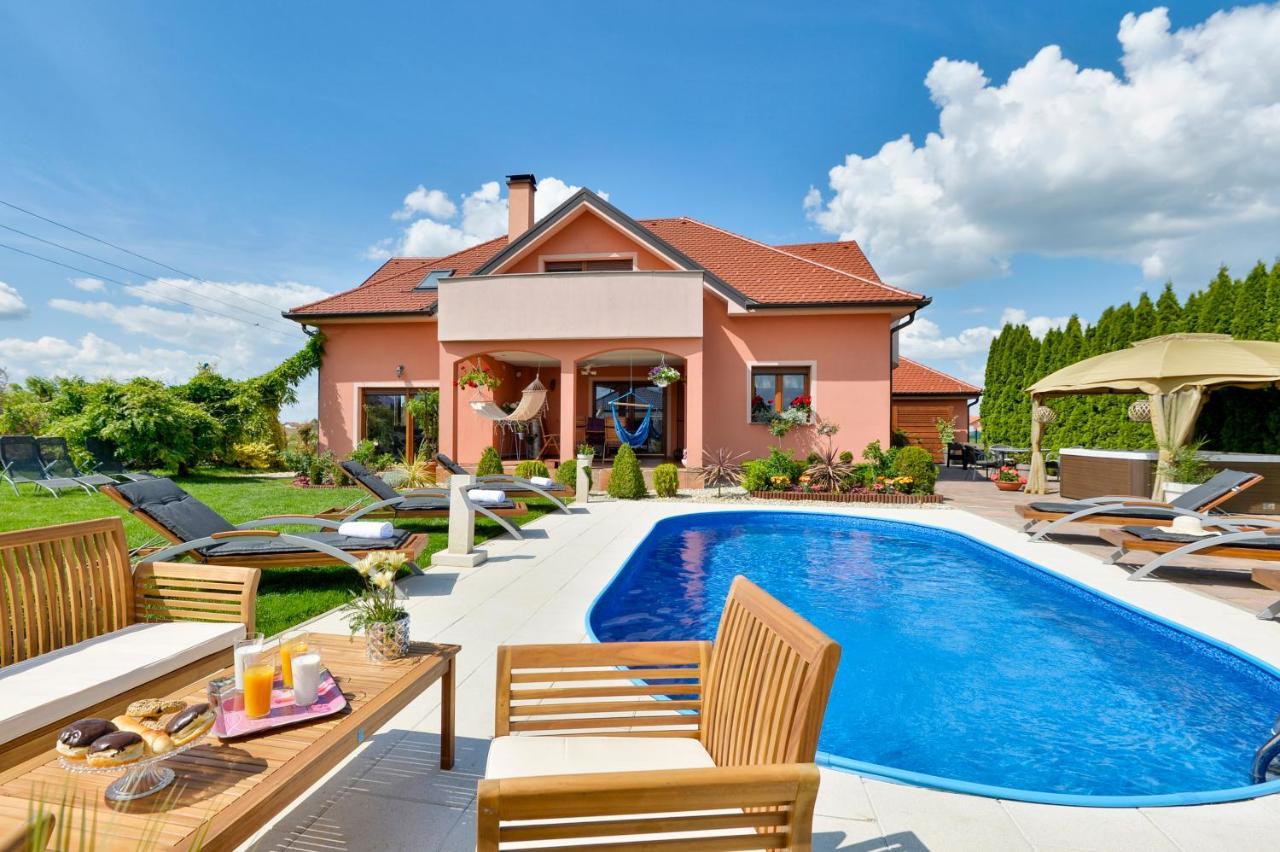 Holiday Villa Rita , Ideal For Families, Pool, Large Childrens Playground Varasd Kültér fotó