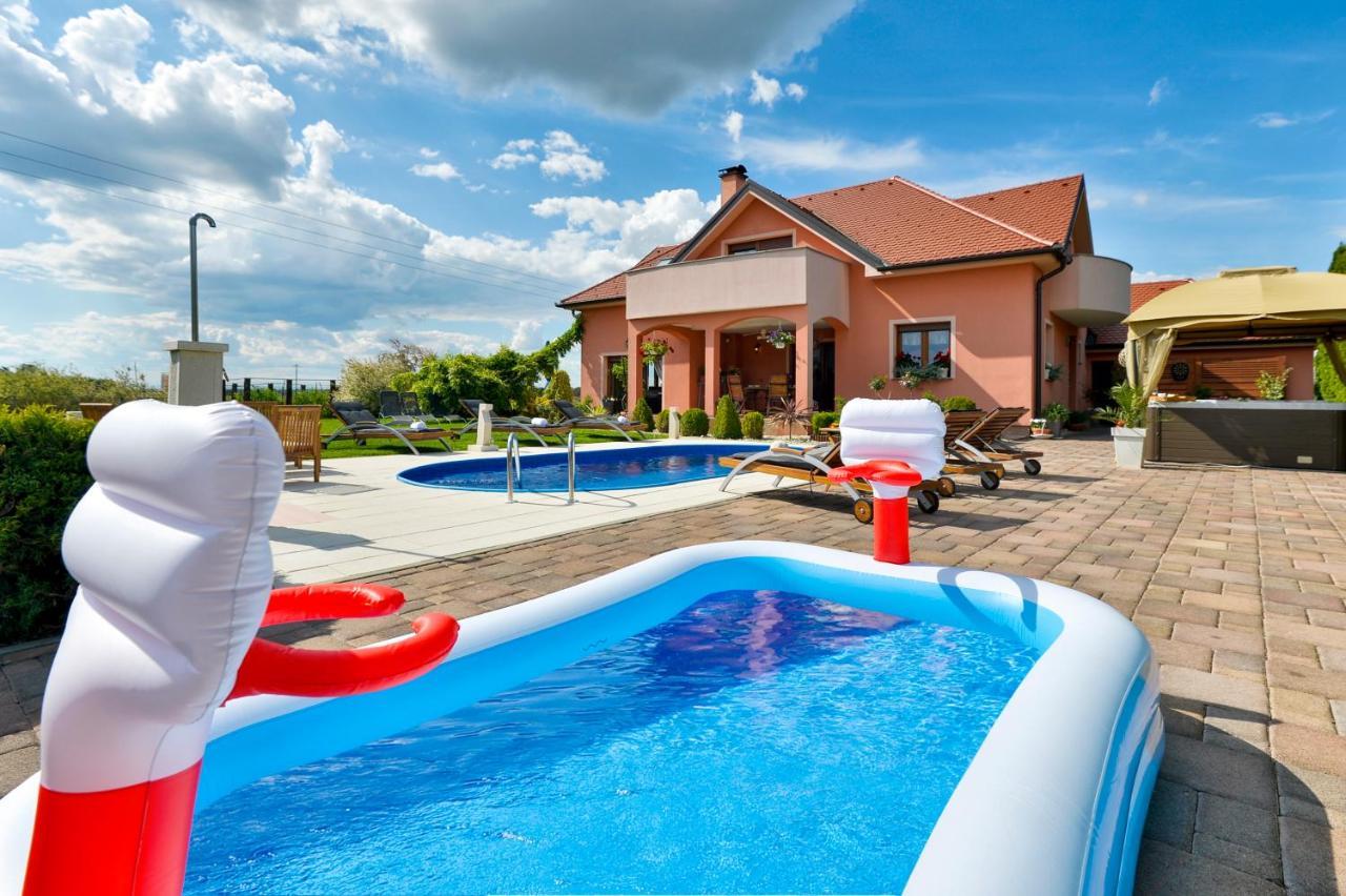 Holiday Villa Rita , Ideal For Families, Pool, Large Childrens Playground Varasd Kültér fotó