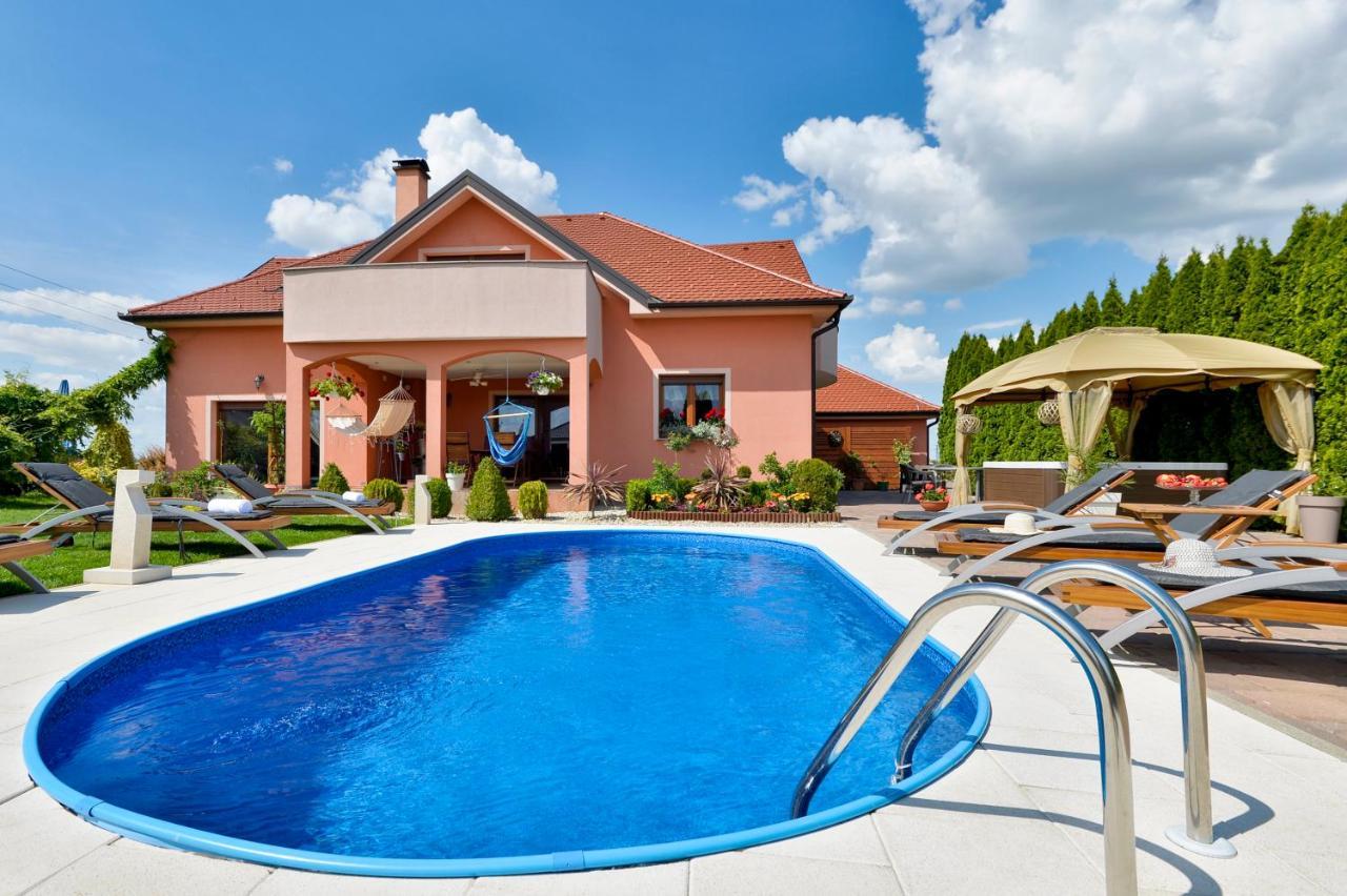 Holiday Villa Rita , Ideal For Families, Pool, Large Childrens Playground Varasd Kültér fotó