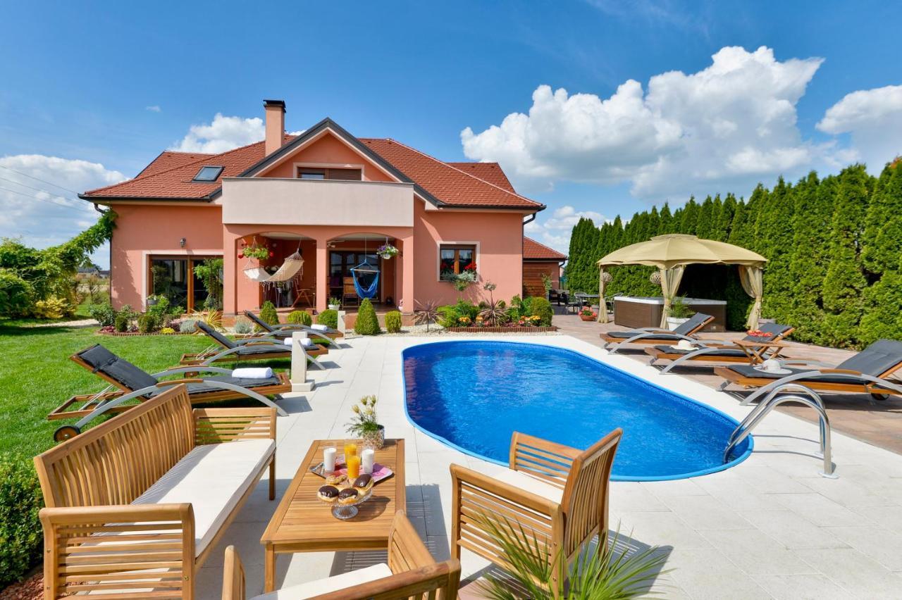 Holiday Villa Rita , Ideal For Families, Pool, Large Childrens Playground Varasd Kültér fotó